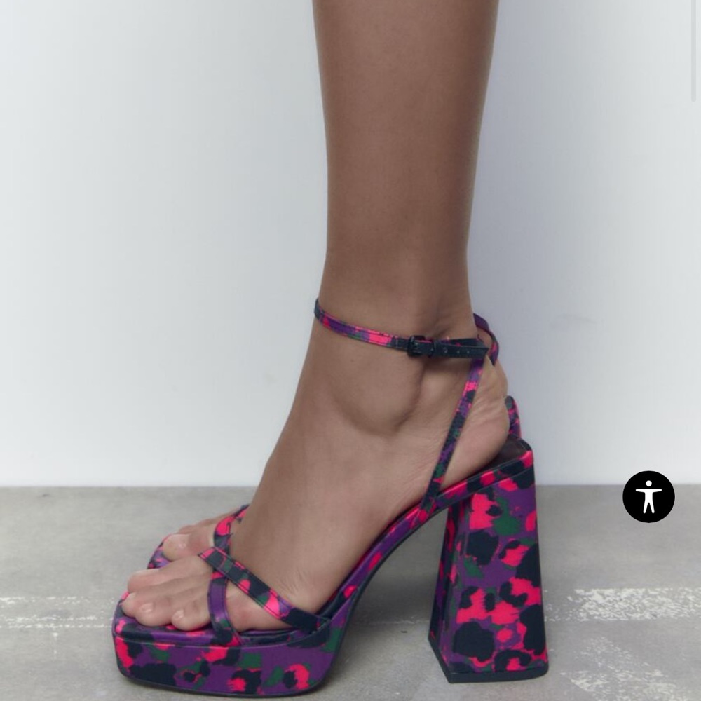 Printed platform sandals - Picture 1 of 5